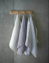 Serviette de bain en lin Chambray (L) 'Rayures blanches marine'